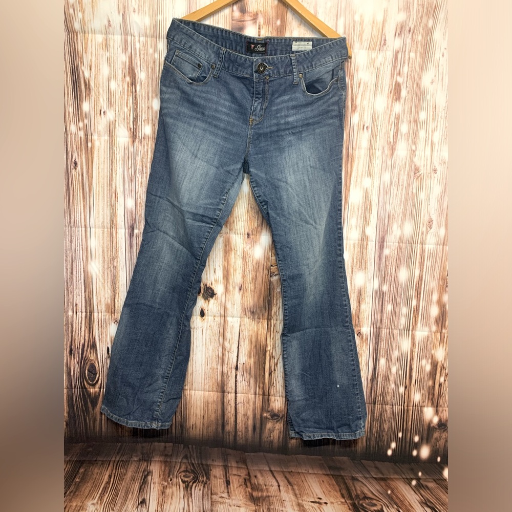 Women’s GUESS jeans. Midrise boot. Size 34